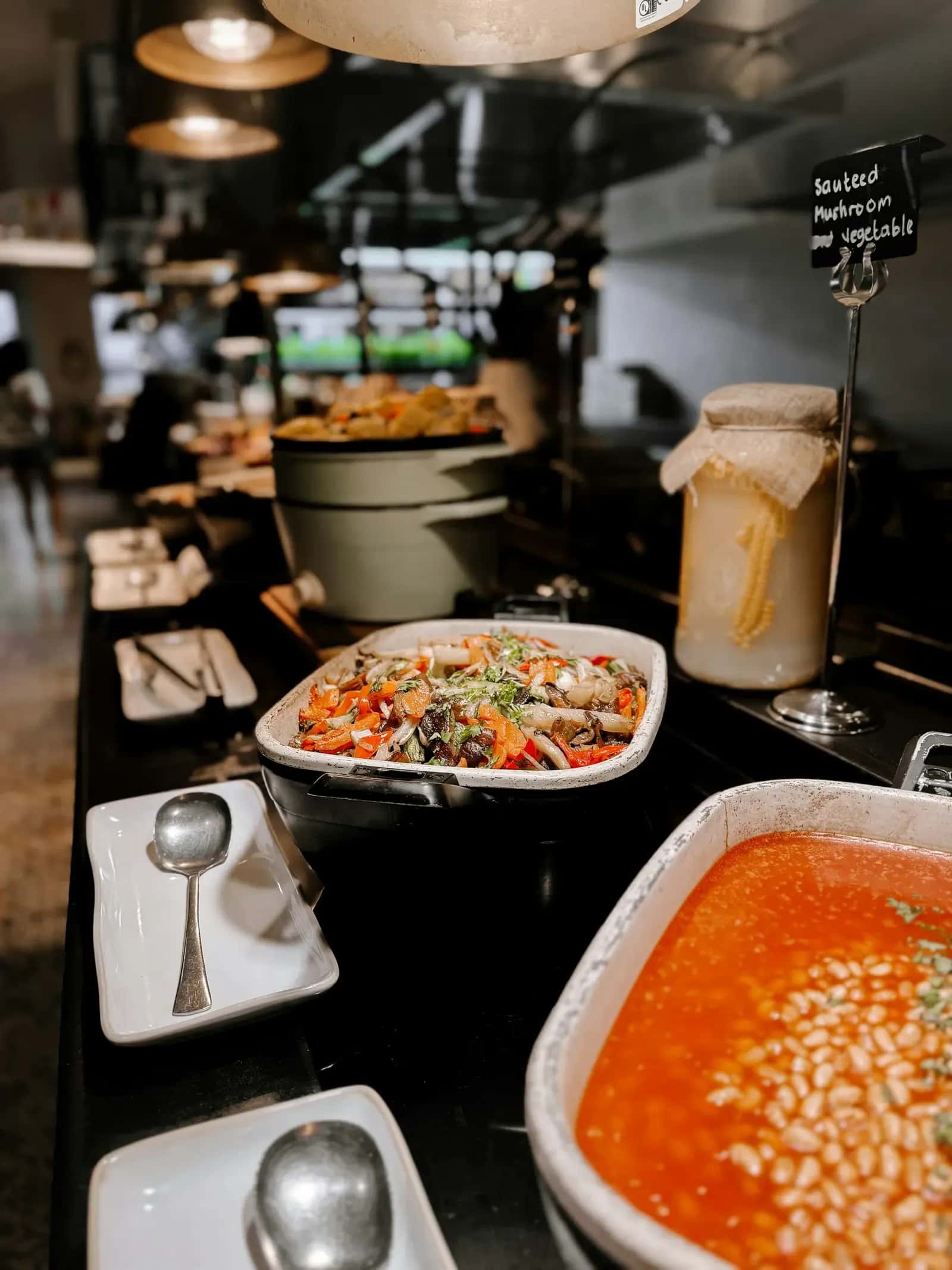 Buffet self-service com pratos quentes